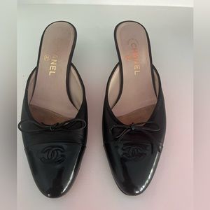 Chanel Black Patent Leather Mules Classic Bow CC Logo Heels size 39.5 or 9